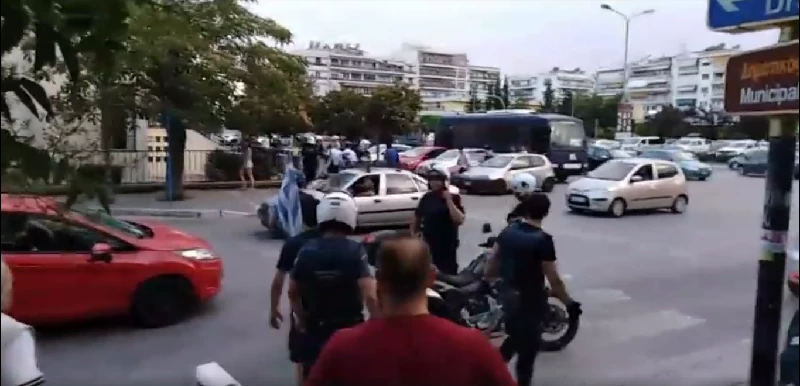 Aνεπιθύμητοι! Δεν μπορούν να σταθούν πουθενά – Πήραν στο κατόπι βουλευτή του ΣΥΡΙΖΑ στην Καβάλα: «Προδότες, κάθε ημέρα με φρουρά θα βγαίνετε έξω»